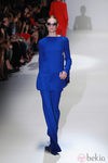 Conjunto en azul klein en el desfile de Gucci en la Semana de la Moda de Milán primavera/verano 2013