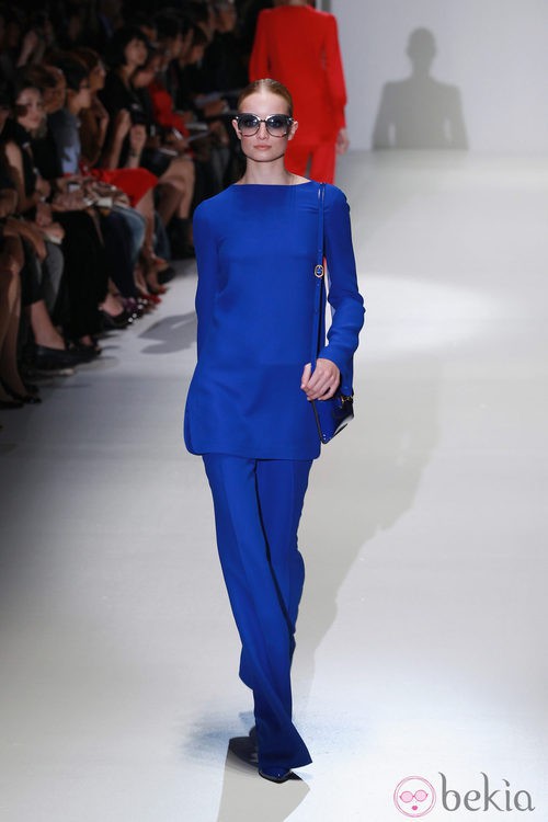 Conjunto en azul klein en el desfile de Gucci en la Semana de la Moda de Milán primavera/verano 2013