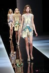 Tejidos metalizados y aires futuristas en el desfile de Emporio Armani en la Semana de la Moda de Milán primavera/verano 2013