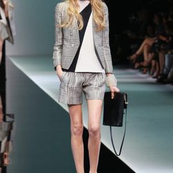 Traje de chaqueta y pantalón corto de cuadros de Emporio Armani en la Semana de la Moda de Milán primavera/verano 2013