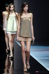 Top metalizado palabra de honor y falda vaporosa de Emporio Armani en la Semana de la Moda de Milán primavera/verano 2013
