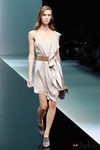 Asimetrías y mezclas de tejidos en el desfile de Emporio Armani en la Semana de la Moda de Milán primavera/verano 2013