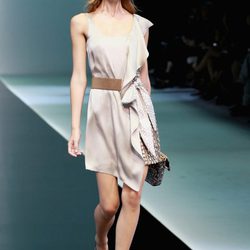 Asimetrías y mezclas de tejidos en el desfile de Emporio Armani en la Semana de la Moda de Milán primavera/verano 2013