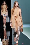 Cortes asimétricos en el desfile de Emporio Armani en la Semana de la Moda de Milán primavera/verano 2013