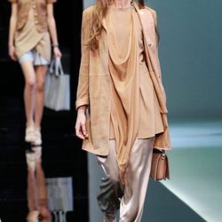 Cortes asimétricos en el desfile de Emporio Armani en la Semana de la Moda de Milán primavera/verano 2013