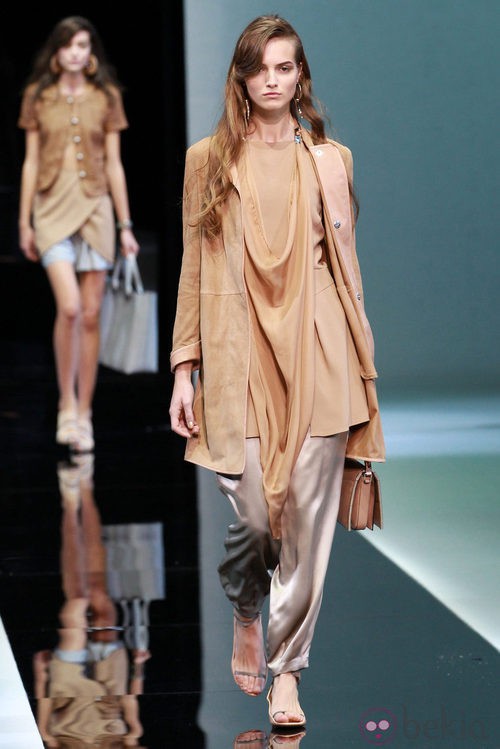 Cortes asimétricos en el desfile de Emporio Armani en la Semana de la Moda de Milán primavera/verano 2013