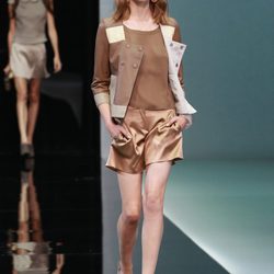 Shorts y chaqueta de piel de Emporio Armani en la Semana de la Moda de Milán primavera/verano 2013