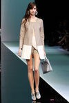 Abrigo en tono nude y blanco de emporio Armani en la Semana de la Moda de Milán primavera/verano 2013
