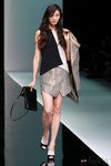 Top y falda asimétrica de cuadros de Emporio Armani en la Semana de la Moda de Milán primavera/verano 2013