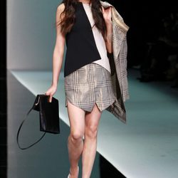 Top y falda asimétrica de cuadros de Emporio Armani en la Semana de la Moda de Milán primavera/verano 2013