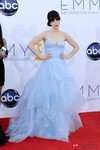 Zooey deschanel con un diseno azul pastel de Reem Arca en los premios Emmy 2012