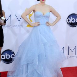 Zooey deschanel con un diseno azul pastel de Reem Arca en los premios Emmy 2012