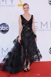 January Jones con un vestido negro de Zac Posen en los Emmy 2012