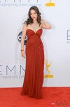 Kat Dennings con un vestido rojo de J. Mendel en los Emmy 2012