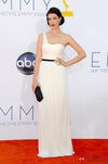 Jessica Pare con un vestido blanco de corte griego de Jason Wu en los Emmy 2012