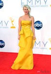 Kaley Cuoco con un diseño color mostaza de Ángel Sánchez en los Emmy 2012