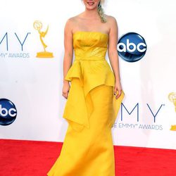 Kaley Cuoco con un diseño color mostaza de Ángel Sánchez en los Emmy 2012