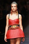 Conjunto confeccionado en mimbre de Dolce & Gabbana en la Semana de la Moda de Milán primavera/verano 2013