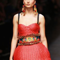 Conjunto confeccionado en mimbre de Dolce & Gabbana en la Semana de la Moda de Milán primavera/verano 2013