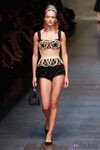 Conjunto crop top con corsé de mimbre de Dolce & Gabbana en la Semana de la Moda de Milán primavera/verano 2013