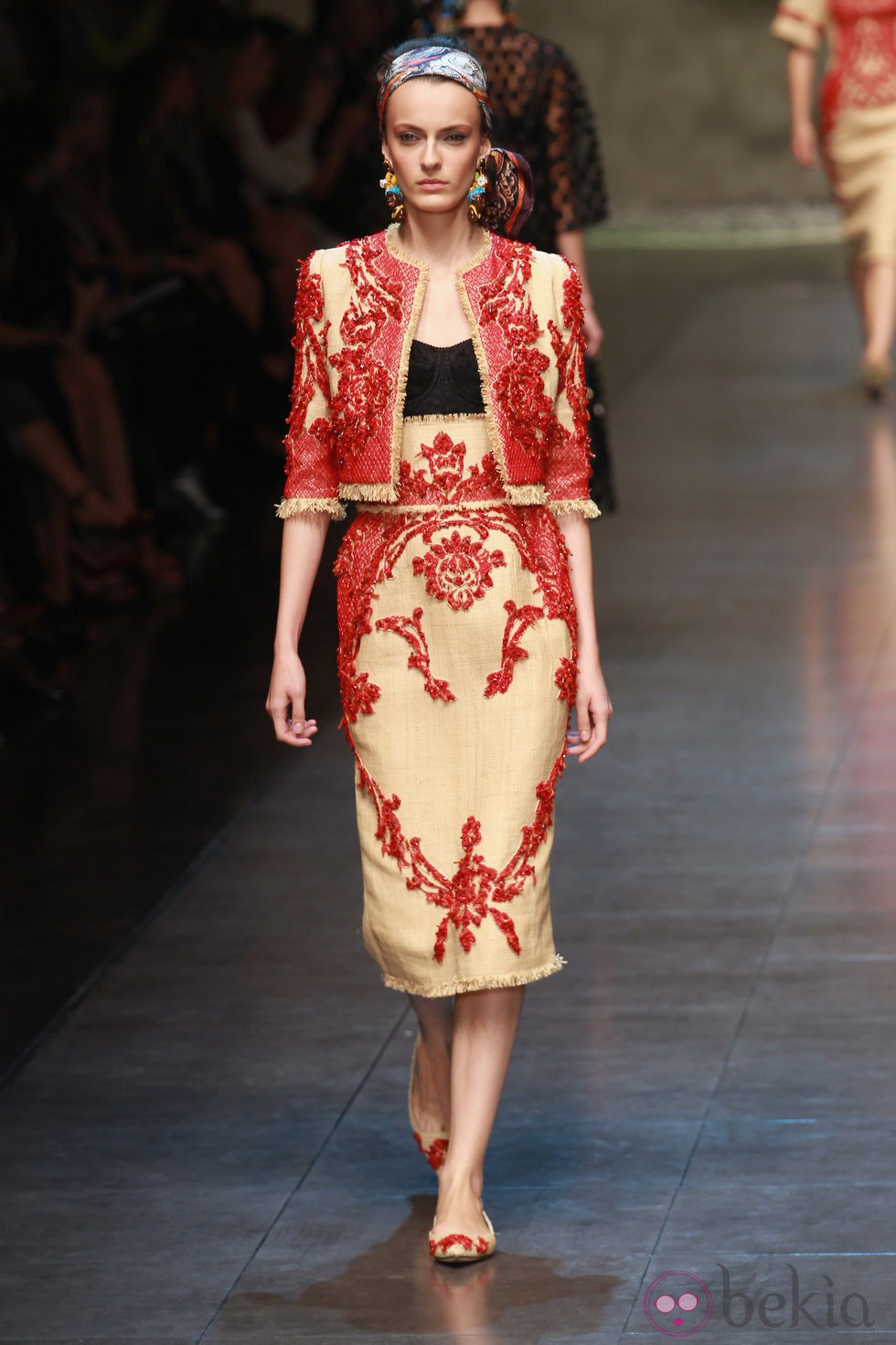 Conjunto de chaqueta y falda tapiz de Dolce & Gabbana en la Semana de la Moda de Milán primavera/verano 2013