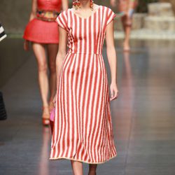 Vestido de manga corta de rayas azules y rojas de Dolce & Gabbana en la Semana de la Moda de Milán primavera/verano 2013