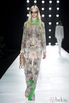 Camisa estampada y pantalón vaporoso de Roberto Cavalli en la Semana de la Moda de Milán primavera/verano 2013