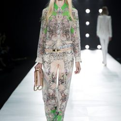 Camisa estampada y pantalón vaporoso de Roberto Cavalli en la Semana de la Moda de Milán primavera/verano 2013