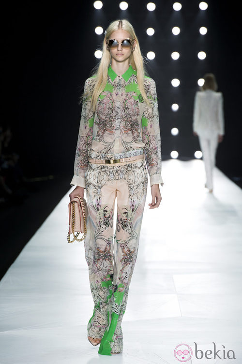 Camisa estampada y pantalón vaporoso de Roberto Cavalli en la Semana de la Moda de Milán primavera/verano 2013