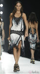 Vestido blanco y negro de corte asimétrico de Roberto Cavalli en la Semana de la Moda de Milán primavera/verano 2013