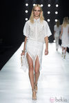 Conjunto blanco de camisa y falda de Roberto Cavalli en la Semana de la Moda de Milán primavera/verano 2013