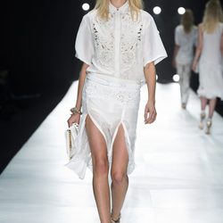 Conjunto blanco de camisa y falda de Roberto Cavalli en la Semana de la Moda de Milán primavera/verano 2013