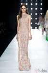 Vestido de encaje rosa empolvado de roberto Cavali en la Semana de la Moda de milán primavera/verano 2013