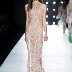 Vestido de encaje rosa empolvado de roberto Cavali en la Semana de la Moda de milán primavera/verano 2013