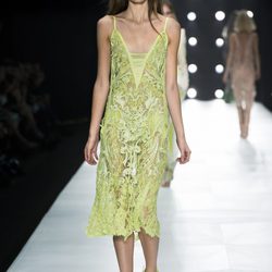 Vestido verde lima de encaje con escote en 'V' de Roberto Cavalli en la Semana de la Moda de Milán primavera/verano 2013