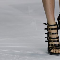 Sandalias con múltiples hebillas de Roberto Cavalli en la Semana de la Moda de Milán pirmavera/verano 2013