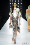 Detalles de animal pirnt en el desfiel de Roberto Cavalli en la Semana de la Moda de Milán primavera/verano 2013