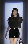 Camisa con transparencias y falda negra plastificada de Thierry Mugler en la Semana de la Moda de París