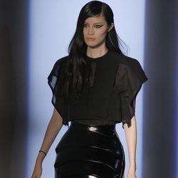 Camisa con transparencias y falda negra plastificada de Thierry Mugler en la Semana de la Moda de París