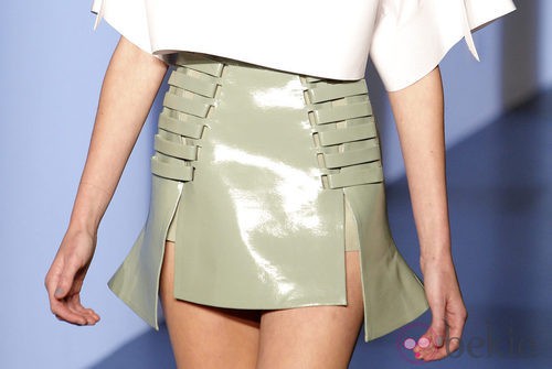Falda plastificada asimétrica de Thierry Mugler en la Semana de la Moda de París primavera/verano 2013