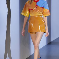 Colorido conjunto plastificado de Thierry Mugler en la Semana de la Moda de París primavera/verano 2013