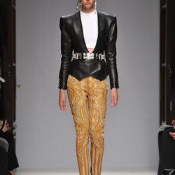 Chaqueta de cuero y pantalones de cannage de Balmain en la Semana de la Moda de París primavera/verano 2013