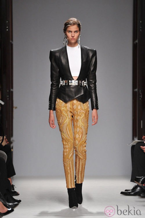 Chaqueta de cuero y pantalones de cannage de Balmain en la Semana de la Moda de París primavera/verano 2013