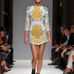 Minivestido confeccionado en cannage de Balmain en la Semana de la Moda de París primavera/verano 2013