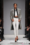 Chaqueta de rayas horizontales y pantalones blancos en la Semana de la Moda de París primavera/verano 2013