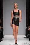 Conjunto de falda y top de cuero de Balmain en la Semana de la Moda de París primavera/verano 2013