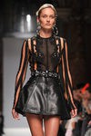 Flada de cuero y top de transparencias de Balmain en la Semana de la Moda de París primavera/verano 2013