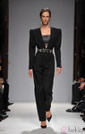 Conjunto negro con hombros marcados de Balmain en la Semana de la Moda de París primavera/verano 2013