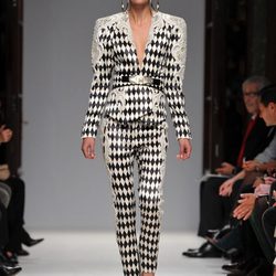 Conjunto con print de rombos y cannage de Balmain en la Semana de la Moda de París primavera/verano 2013