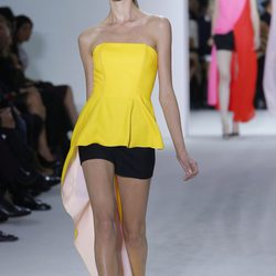 Top peplum y shorts negros en el desfile de Dior en la Semana de la Moda de París primavera/verano 2013